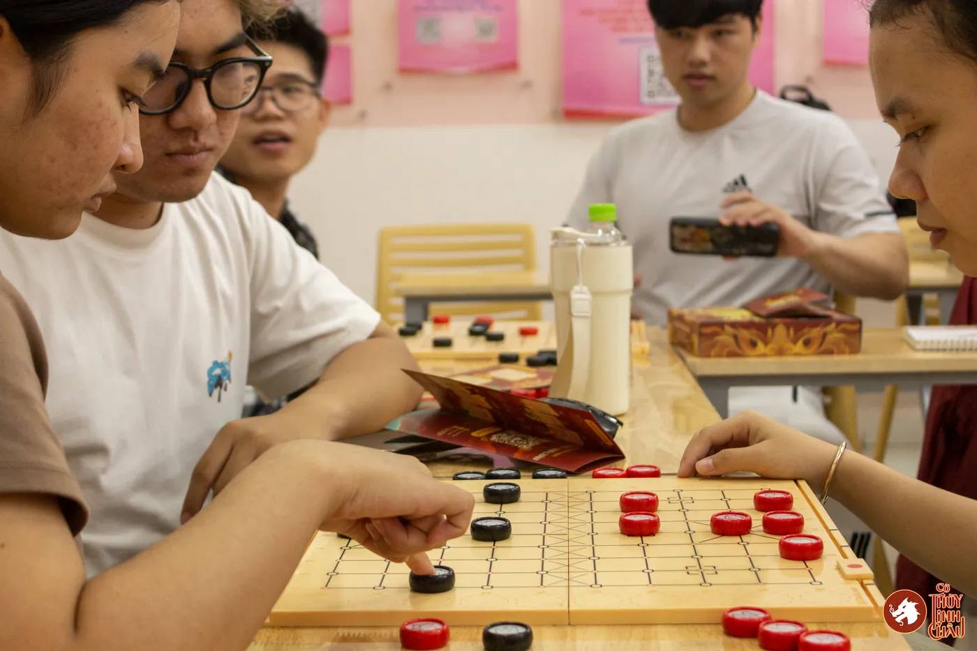 Hình ảnh các bạn sinh viên Lào - Campuchia học chơi dưới sự hướng dẫn của team Cờ Thủy Tinh Châu trước khi diễn ra sự kiện "Lễ hội Tết cổ truyền Lào - Campuchia năm 2026"