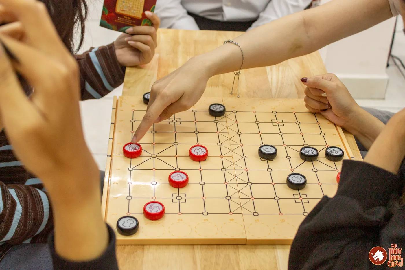 Hình ảnh các bạn sinh viên Lào - Campuchia học chơi dưới sự hướng dẫn của team Cờ Thủy Tinh Châu trước khi diễn ra sự kiện "Lễ hội Tết cổ truyền Lào - Campuchia năm 2026"