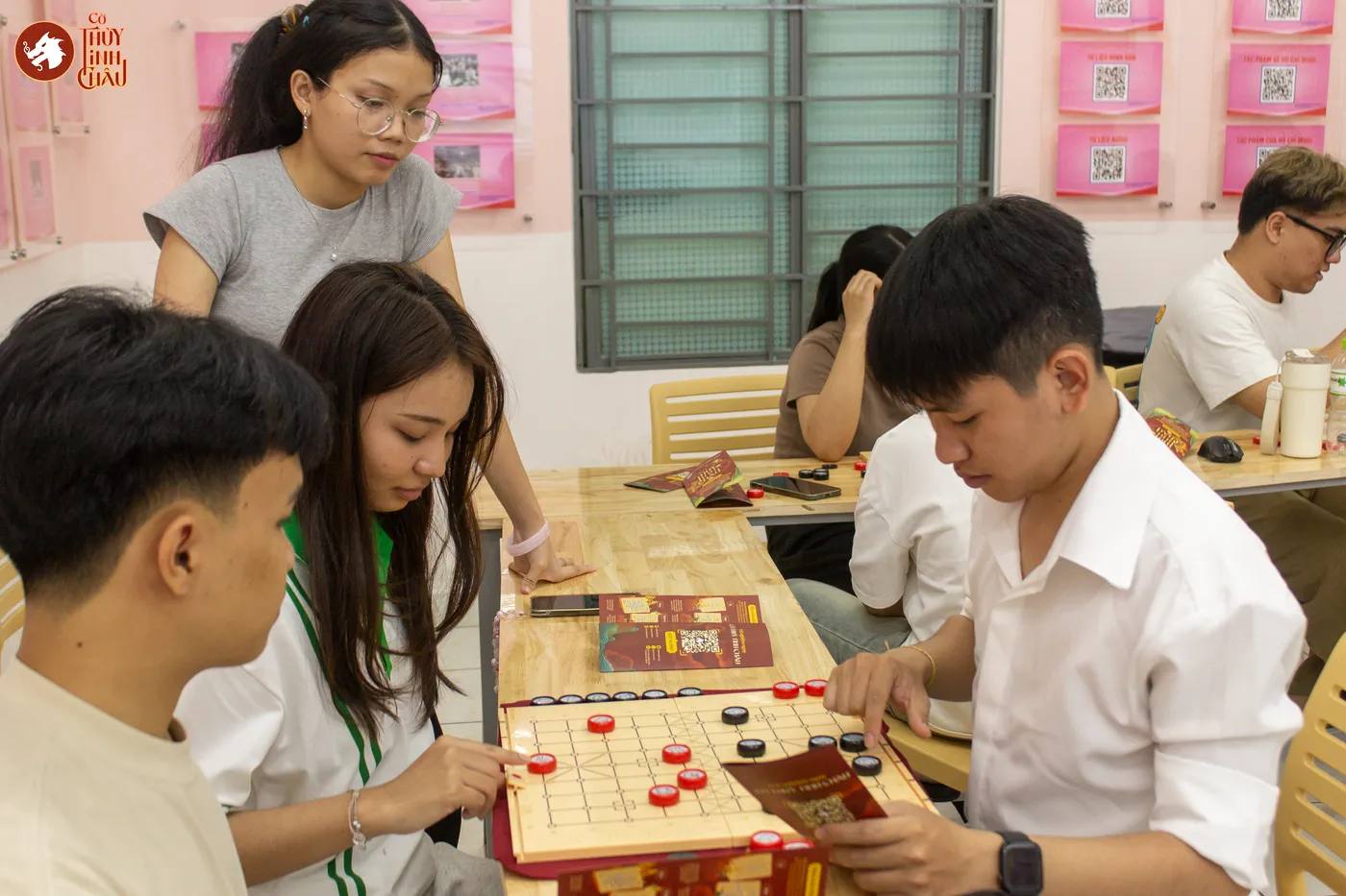 Hình ảnh các bạn sinh viên Lào - Campuchia học chơi dưới sự hướng dẫn của team Cờ Thủy Tinh Châu trước khi diễn ra sự kiện "Lễ hội Tết cổ truyền Lào - Campuchia năm 2026"