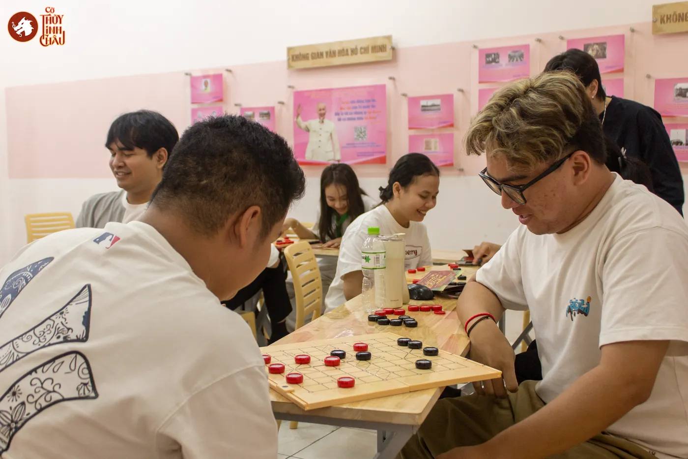 Hình ảnh các bạn sinh viên Lào - Campuchia học chơi dưới sự hướng dẫn của team Cờ Thủy Tinh Châu trước khi diễn ra sự kiện "Lễ hội Tết cổ truyền Lào - Campuchia năm 2026"