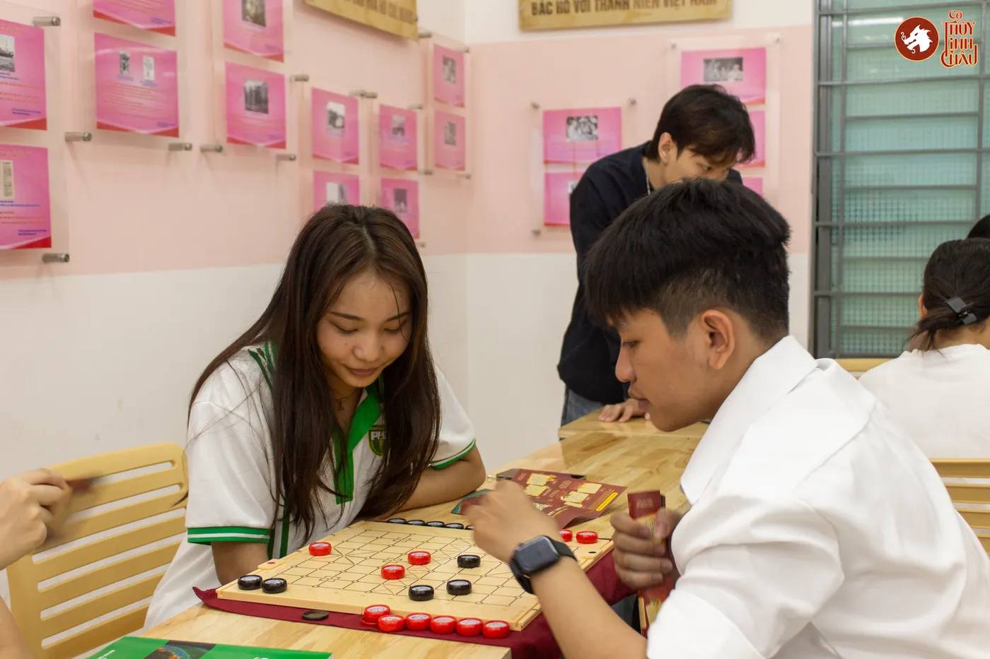 Hình ảnh các bạn sinh viên Lào - Campuchia học chơi dưới sự hướng dẫn của team Cờ Thủy Tinh Châu trước khi diễn ra sự kiện "Lễ hội Tết cổ truyền Lào - Campuchia năm 2026"