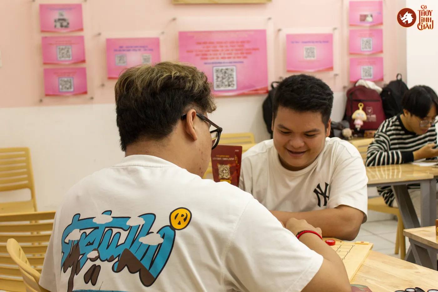 Hình ảnh các bạn sinh viên Lào - Campuchia học chơi dưới sự hướng dẫn của team Cờ Thủy Tinh Châu trước khi diễn ra sự kiện "Lễ hội Tết cổ truyền Lào - Campuchia năm 2026"