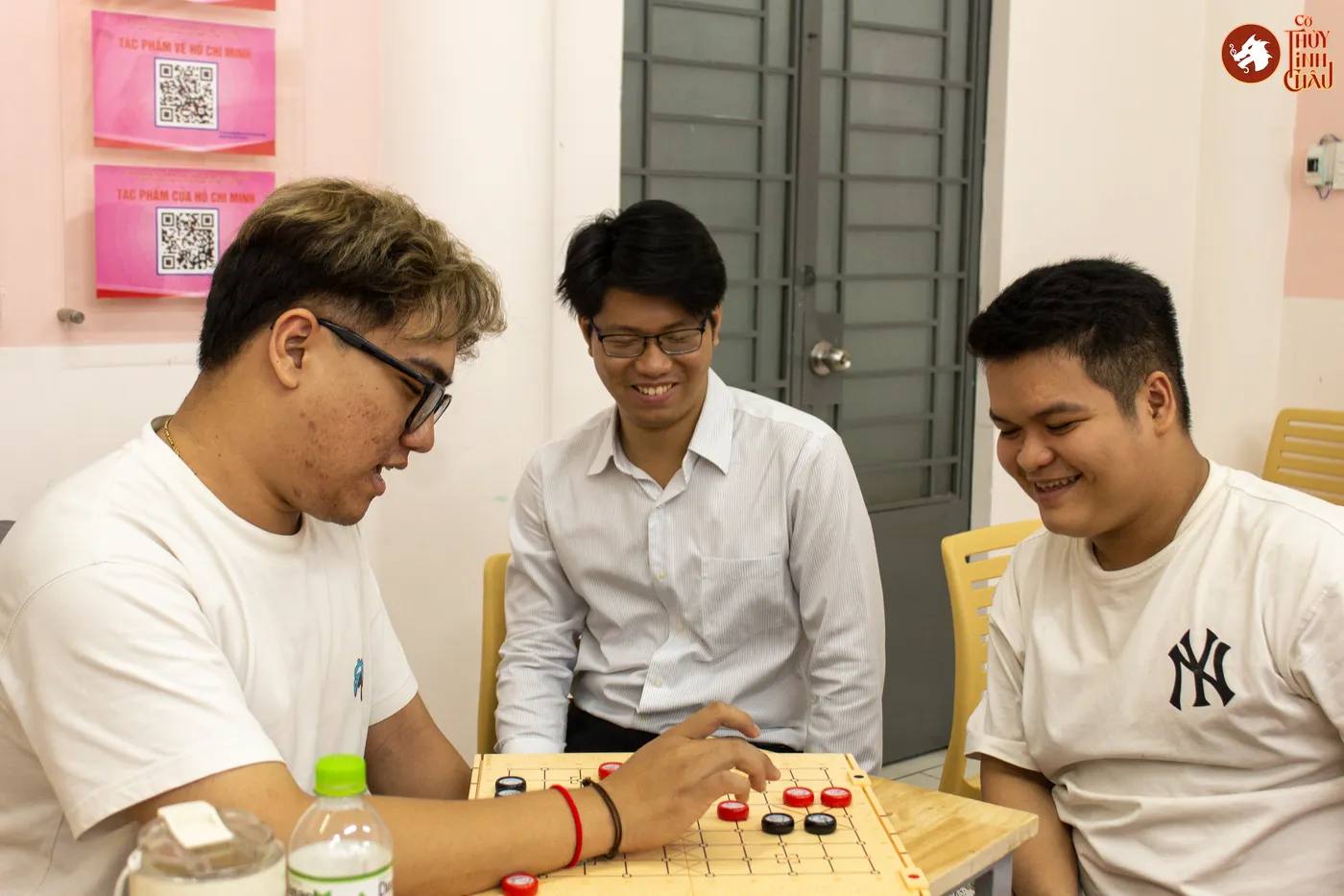 Hình ảnh các bạn sinh viên Lào - Campuchia học chơi dưới sự hướng dẫn của team Cờ Thủy Tinh Châu trước khi diễn ra sự kiện "Lễ hội Tết cổ truyền Lào - Campuchia năm 2026"