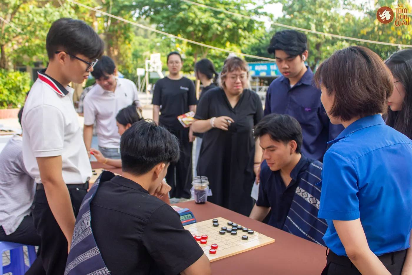 Hình ảnh các bạn sinh viên đang thi đấu tại Giải đấu Cờ Thủy Tinh Châu Hữu nghị ASEAN 2026 trong khuôn khổ sự kiện "Lễ hội Tết Cổ truyền Lào – Campuchia – Thái Lan" được tổ chức tại Trường THPT Phú Nhuận