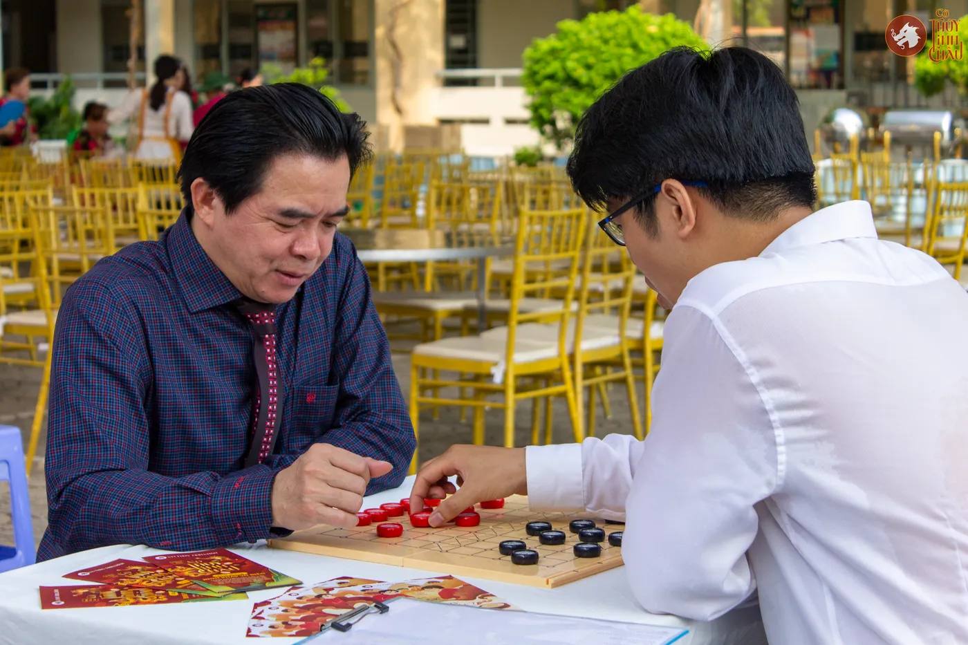 Hình ảnh Co-founder hướng dẫn thầy trong khuôn khổ sự kiện "Lễ hội Tết Cổ truyền Lào – Campuchia – Thái Lan" được tổ chức tại Trường THPT Phú Nhuận