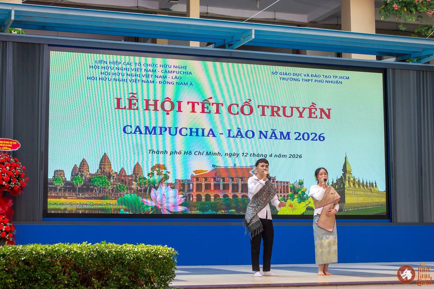 Hình ảnh các bạn sinh viên đang thi đấu tại Giải đấu Cờ Thủy Tinh Châu Hữu nghị ASEAN 2026 trong khuôn khổ sự kiện "Lễ hội Tết Cổ truyền Lào – Campuchia – Thái Lan" được tổ chức tại Trường THPT Phú Nhuận