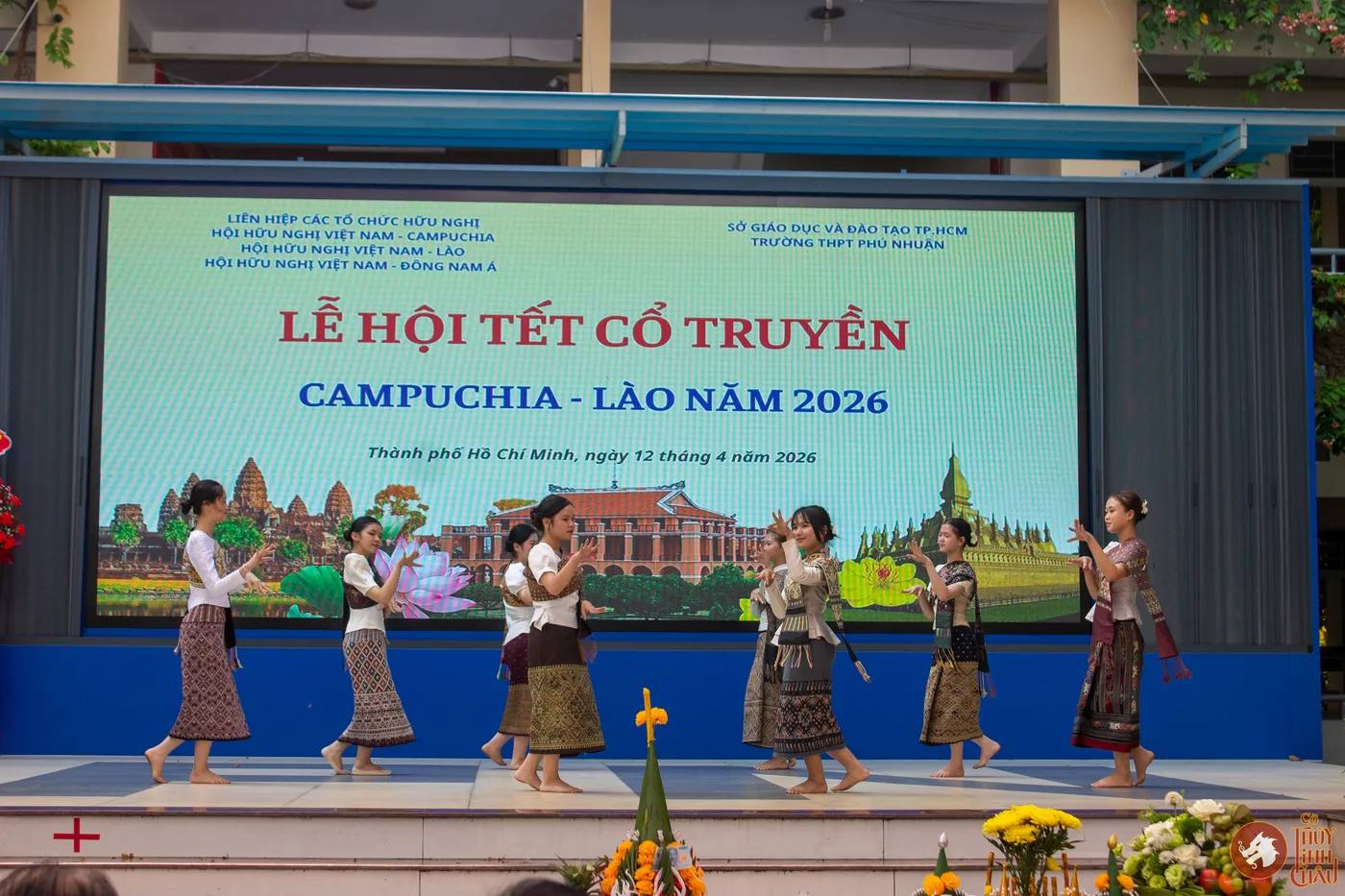 Hình ảnh văn nghệ trong khuôn khổ sự kiện "Lễ hội Tết Cổ truyền Lào – Campuchia – Thái Lan" được tổ chức tại Trường THPT Phú Nhuận