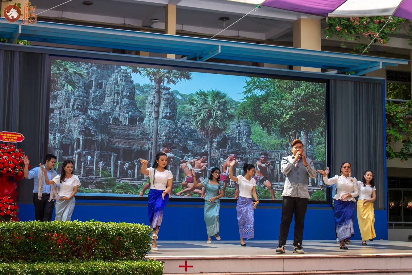 Hình ảnh tiết mục văn nghệ trong khuôn khổ sự kiện "Lễ hội Tết Cổ truyền Lào – Campuchia – Thái Lan" được tổ chức tại Trường THPT Phú Nhuận