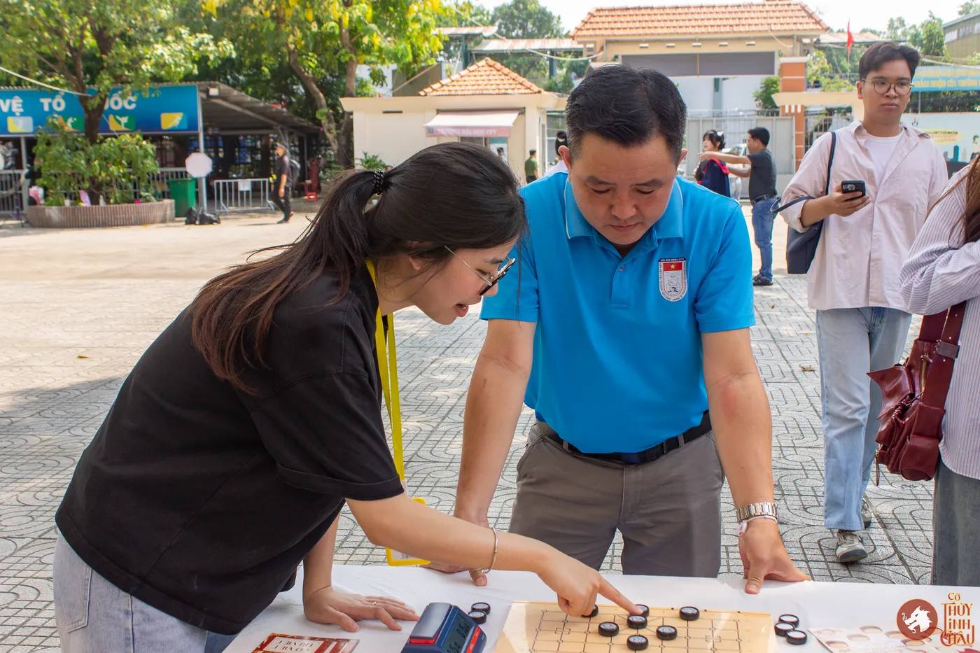 Hình ảnh các bạn Staff hướng dẫn khách mời chơi Cờ Thủy Tinh Châu trong khuôn khổ sự kiện "Lễ hội Tết Cổ truyền Lào – Campuchia – Thái Lan" được tổ chức tại Trường THPT Phú Nhuận
