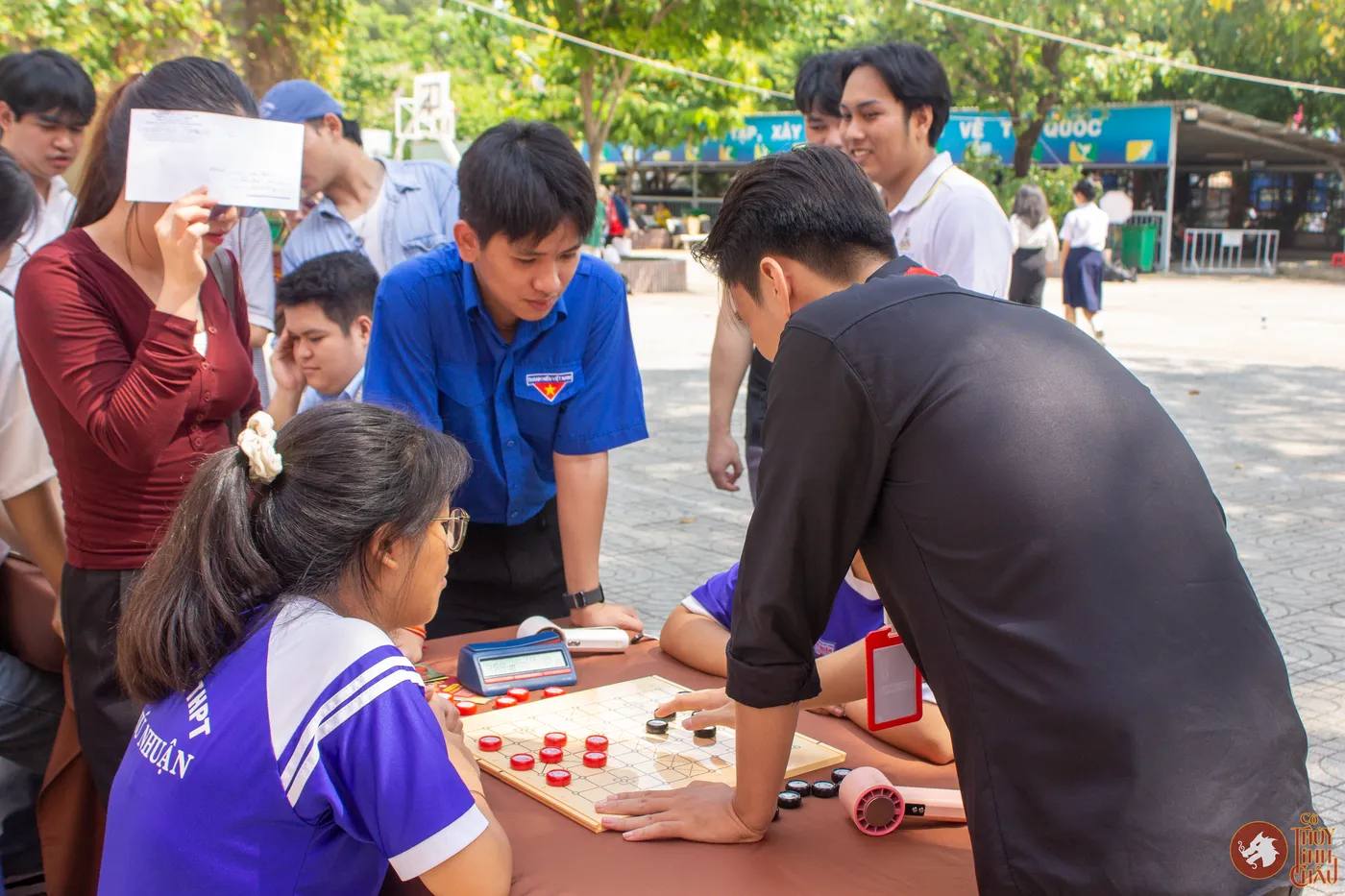 Hình ảnh bạn staff hướng dẫn các khách mời chơi trong khuôn khổ sự kiện "Lễ hội Tết Cổ truyền Lào – Campuchia – Thái Lan" được tổ chức tại Trường THPT Phú Nhuận