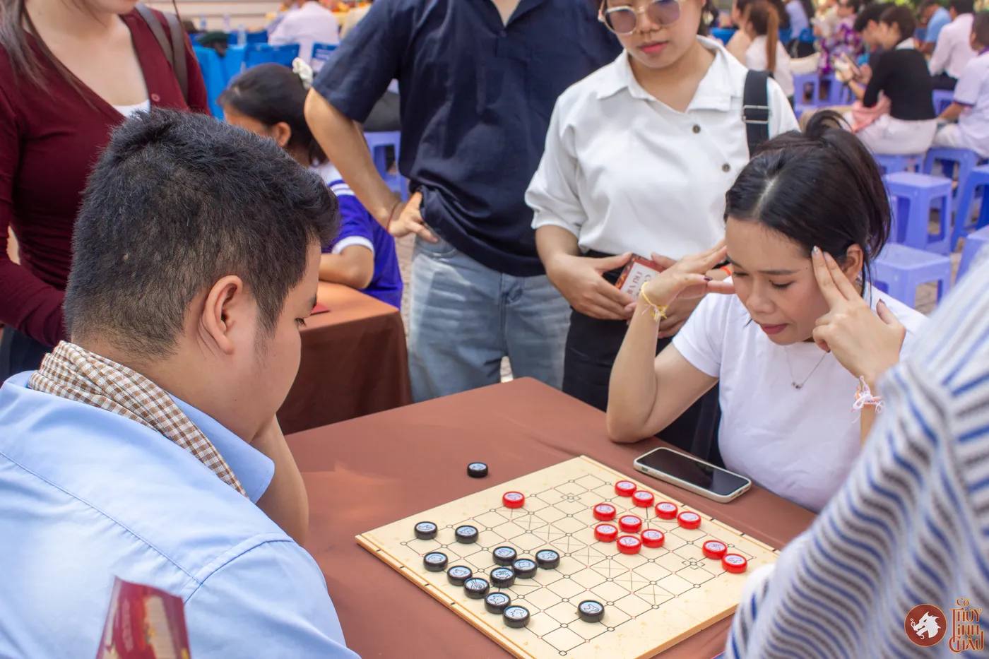 Hình ảnh các bạn sinh viên đang thi đấu tại Giải đấu Cờ Thủy Tinh Châu Hữu nghị ASEAN 2026 trong khuôn khổ sự kiện "Lễ hội Tết Cổ truyền Lào – Campuchia – Thái Lan" được tổ chức tại Trường THPT Phú Nhuận
