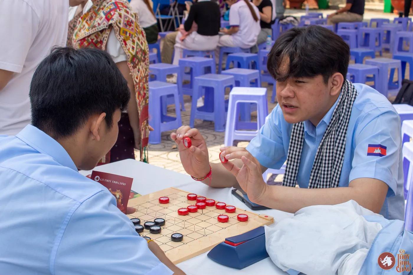 Hình ảnh các bạn sinh viên đang trải nghiệm Cờ Thủy Tinh Châu trong khuôn khổ sự kiện "Lễ hội Tết Cổ truyền Lào – Campuchia – Thái Lan" được tổ chức tại Trường THPT Phú Nhuận