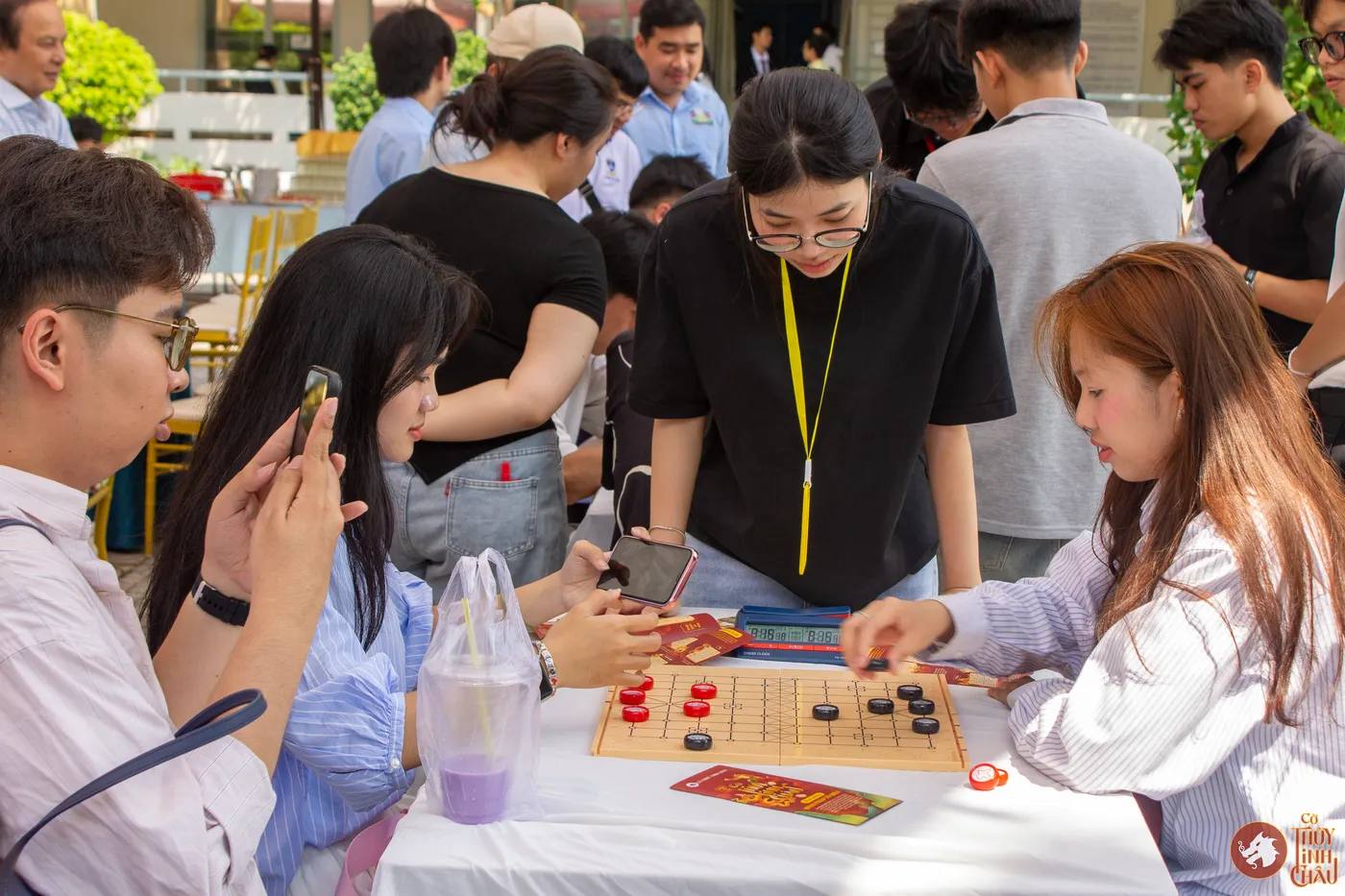 Hình ảnh bạn staff hướng dẫn khách mời trải nghiệm Cờ Thủy Tinh Châu trong khuôn khổ sự kiện "Lễ hội Tết Cổ truyền Lào – Campuchia – Thái Lan" được tổ chức tại Trường THPT Phú Nhuận