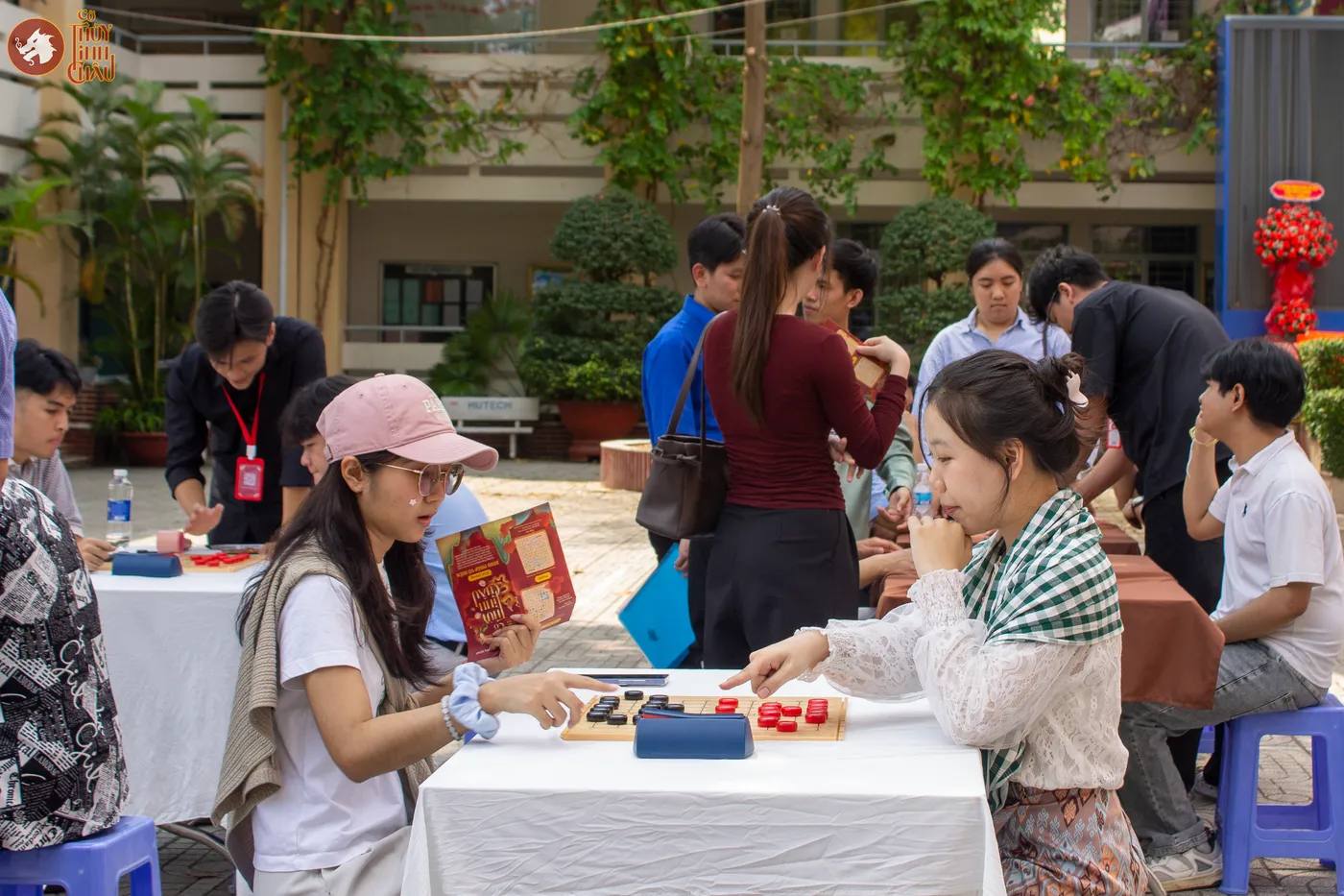 Hình ảnh các bạn sinh viên đang thi đấu tại Giải đấu Cờ Thủy Tinh Châu Hữu nghị ASEAN 2026 trong khuôn khổ sự kiện "Lễ hội Tết Cổ truyền Lào – Campuchia – Thái Lan" được tổ chức tại Trường THPT Phú Nhuận