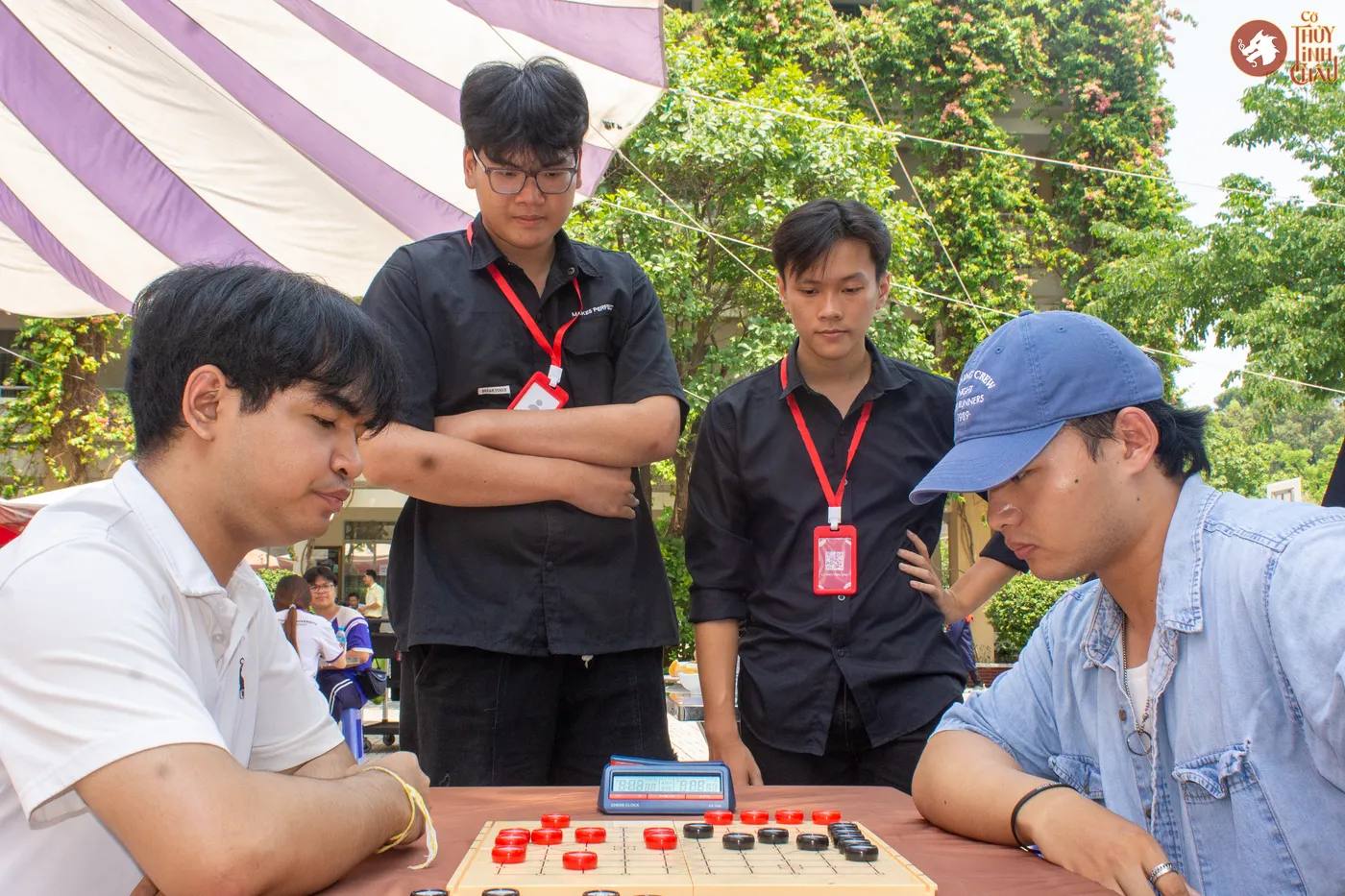 Hình ảnh các bạn sinh viên đang thi đấu tại Giải đấu Cờ Thủy Tinh Châu Hữu nghị ASEAN 2026 trong khuôn khổ sự kiện "Lễ hội Tết Cổ truyền Lào – Campuchia – Thái Lan" được tổ chức tại Trường THPT Phú Nhuận