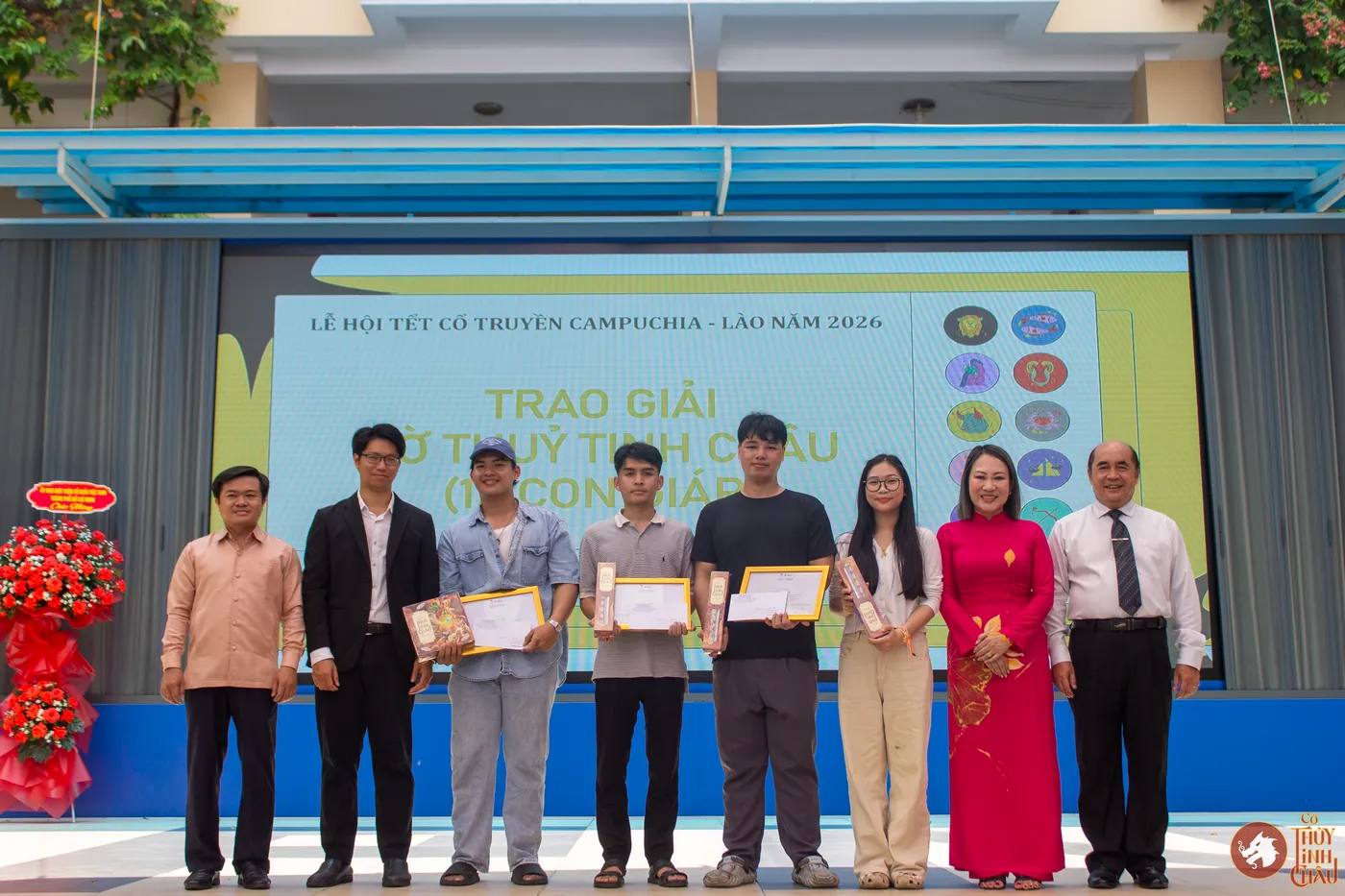 Hình ảnh các bạn sinh viên đoạt giải tại Giải đấu Cờ Thủy Tinh Châu Hữu nghị ASEAN 2026 trong khuôn khổ sự kiện "Lễ hội Tết Cổ truyền Lào – Campuchia – Thái Lan" được tổ chức tại Trường THPT Phú Nhuận