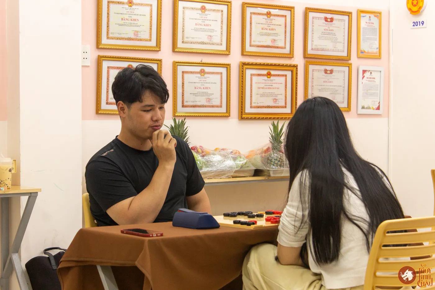 Hình ảnh các bạn sinh viên đang thi đấu tại Giải đấu Cờ Thủy Tinh Châu Hữu nghị ASEAN 2026 trong khuôn khổ sự kiện "Lễ hội Tết Cổ truyền Lào – Campuchia – Thái Lan" được tổ chức tại Trường THPT Phú Nhuận