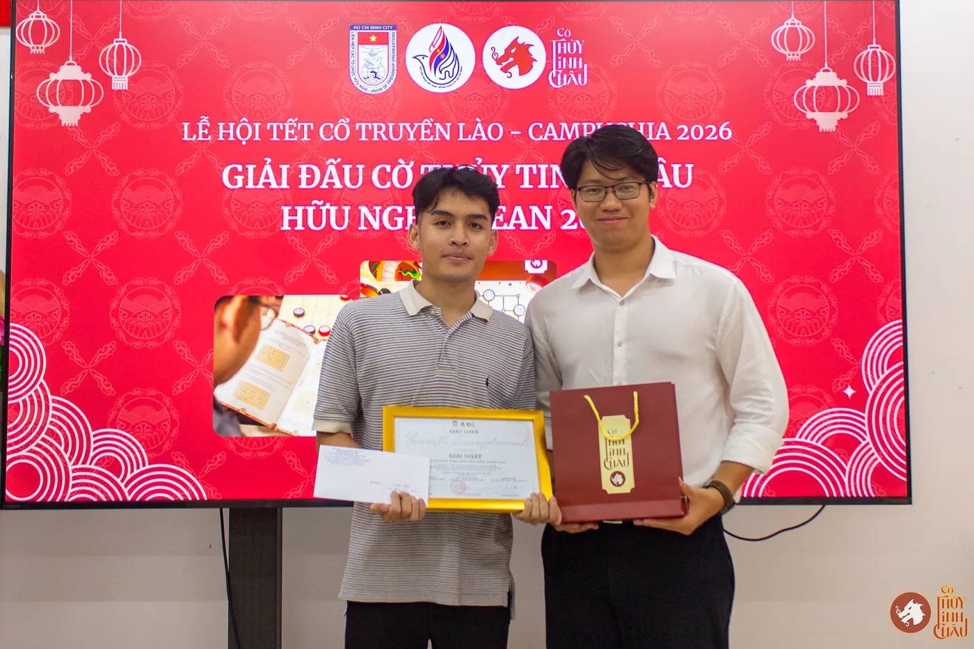 Hình ảnh bạn sinh viên Lào chiến thắng tại Giải đấu Cờ Thủy Tinh Châu Hữu nghị ASEAN 2026 trong khuôn khổ sự kiện "Lễ hội Tết Cổ truyền Lào – Campuchia – Thái Lan" được tổ chức tại Trường THPT Phú Nhuận