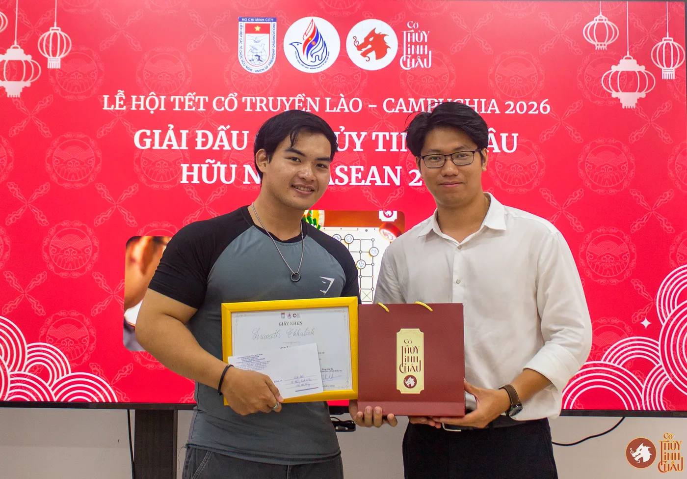 Hình ảnh bạn sinh viên Lào chiến thắng tại Giải đấu Cờ Thủy Tinh Châu Hữu nghị ASEAN 2026 trong khuôn khổ sự kiện "Lễ hội Tết Cổ truyền Lào – Campuchia – Thái Lan" được tổ chức tại Trường THPT Phú Nhuận
