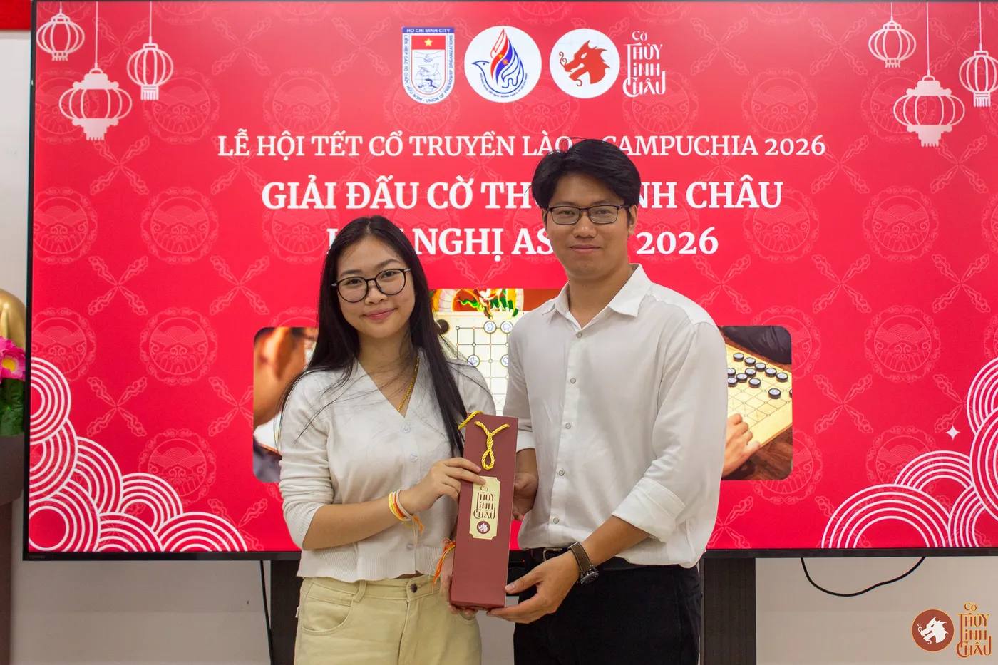 Hình ảnh Co-founder chụp hình cùng sinh viên Lào khi trao giải thưởng Giải đấu Cờ Thủy Tinh Châu Hữu nghị ASEAN.