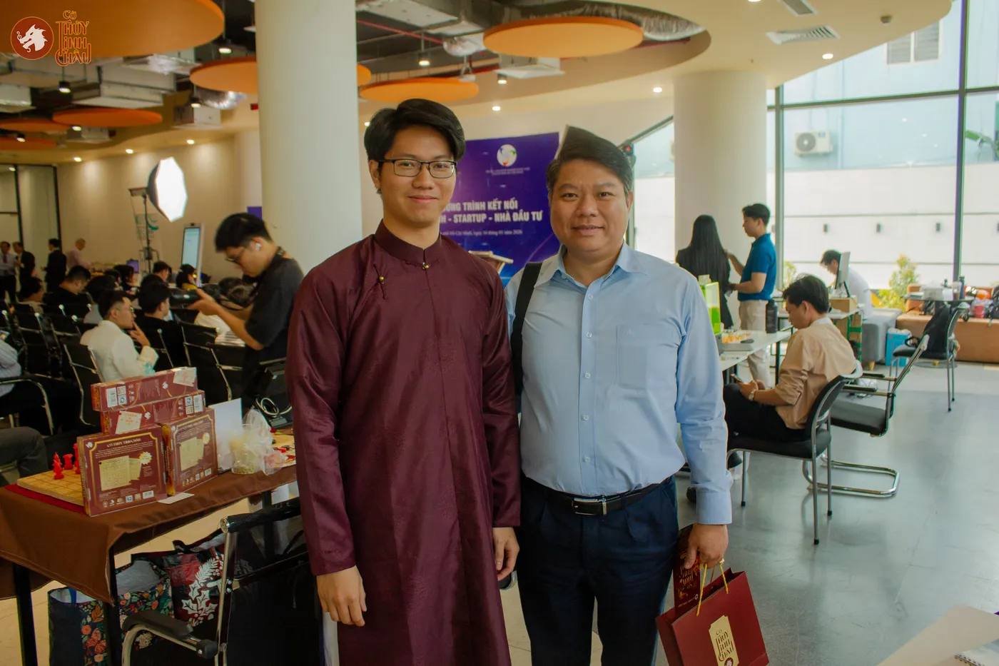 Co-founder chụp ảnh cùng lãnh đạo tại sự kiện