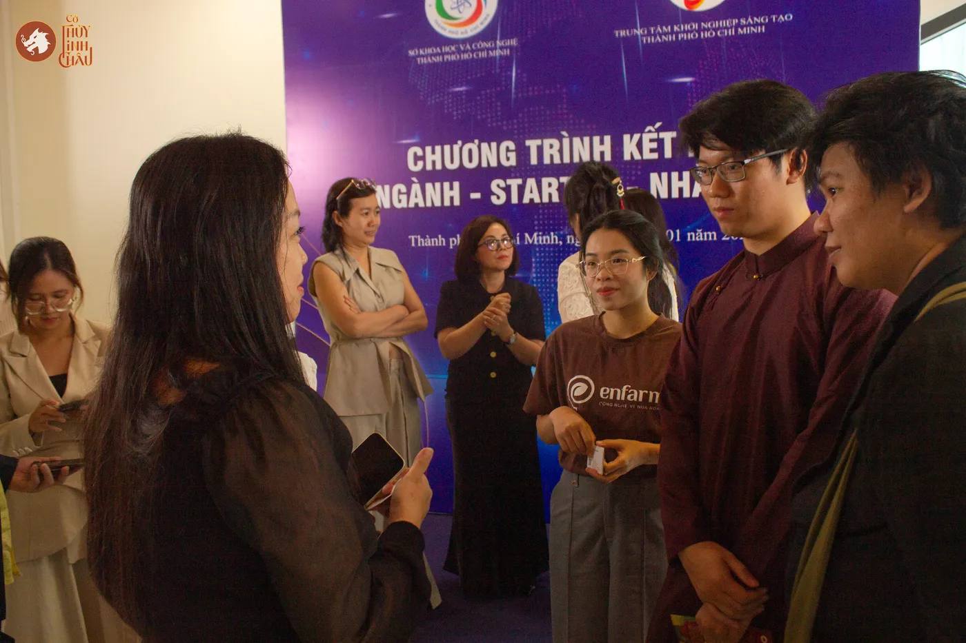 Co-founder giới thiệu Cờ Thủy Tinh Châu đến các lãnh đạo tại sự kiện