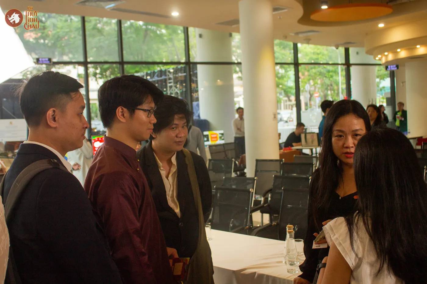 Team Cờ chia sẻ và giới thiệu Cờ Thủy Tinh Châu đến các lãnh đạo tại sự kiện