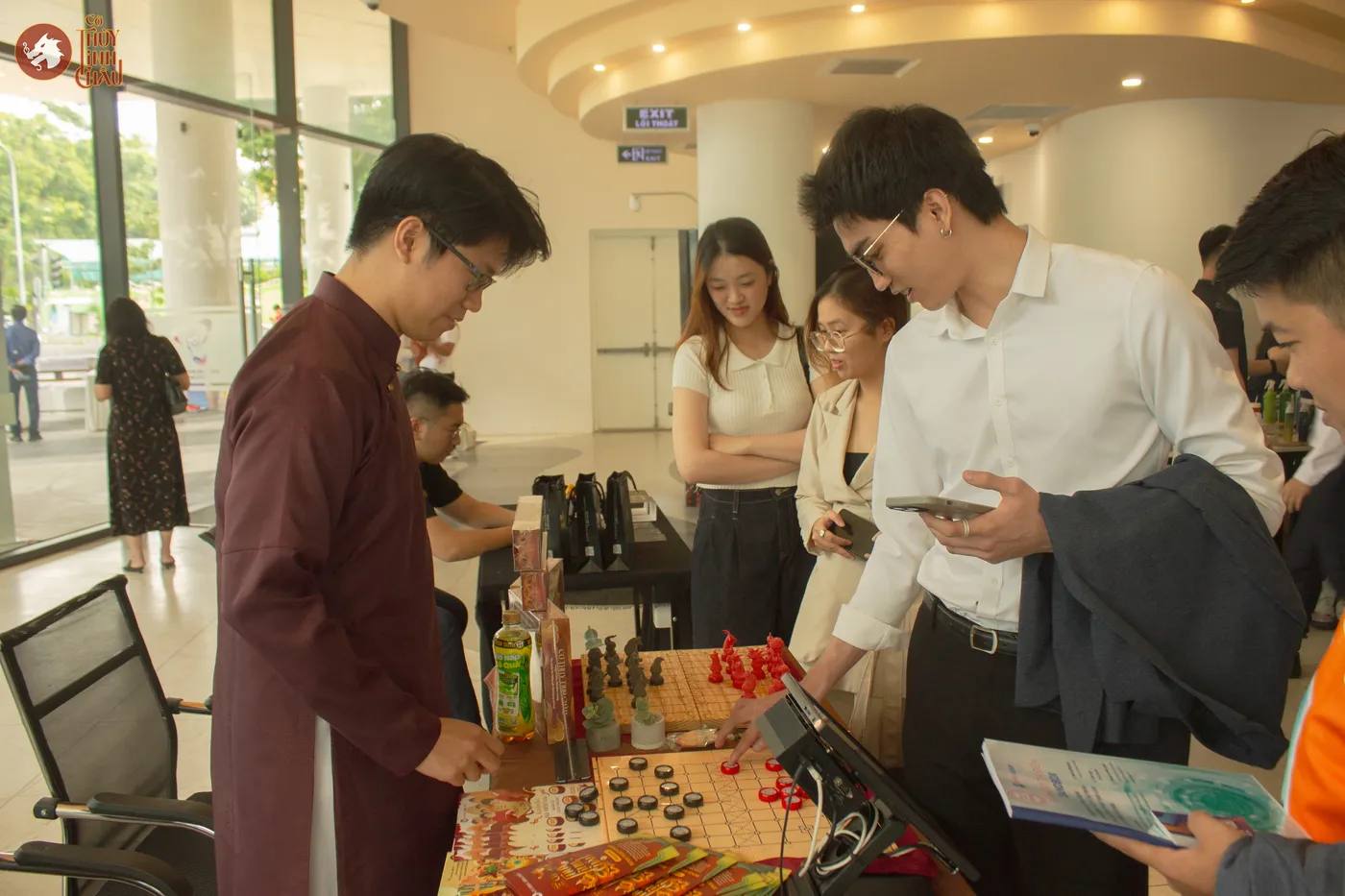 Hình ảnh giới thiệu và hướng dẫn khách tham dự trải nghiệm chơi Cờ Thủy Tinh Châu tại sự kiện