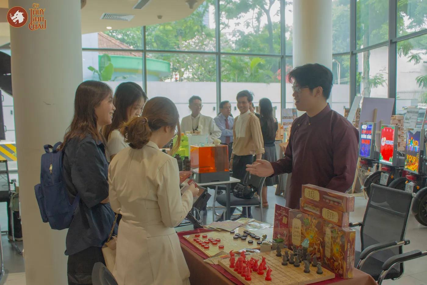 Giới thiệu đến các lãnh đạo, khách tham dự môn cờ mới, Cờ Thủy Tinh Châu