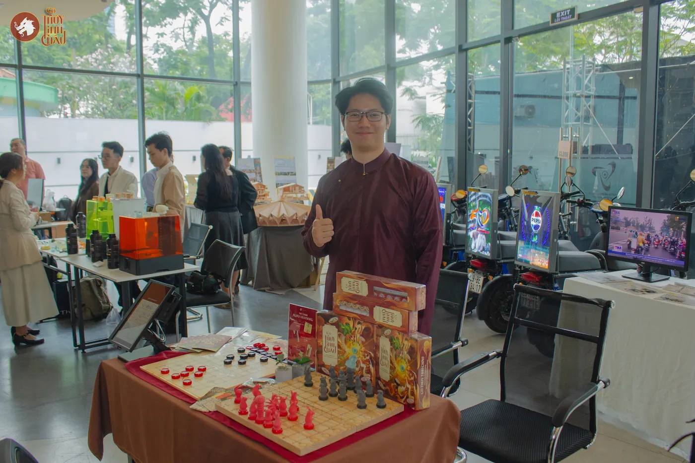 Hình ảnh Co-founder chụp hình bên bộ Cờ Thủy Tinh Châu tại sự kiện