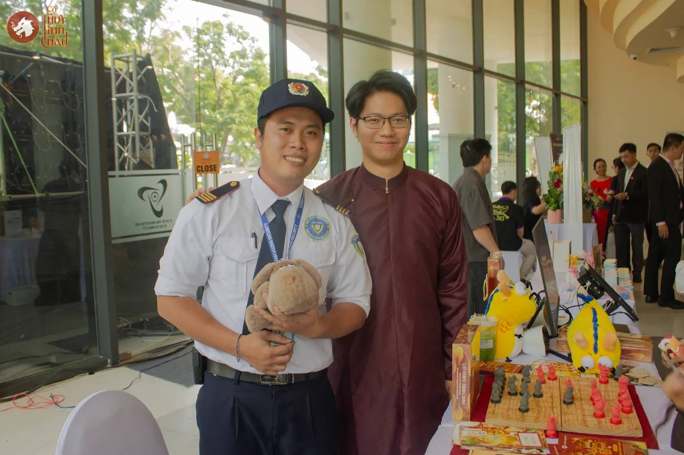 Hình ảnh Co-founder cùng anh bảo vệ tại sự kiện mẹ là cố vấn 365 được tổ chức tại SIHUB