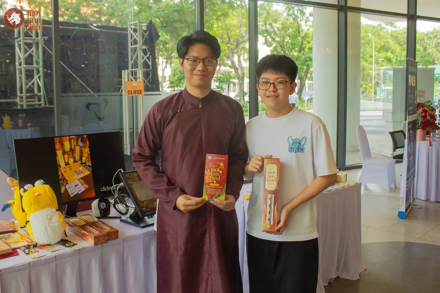 Hình ảnh Co-founder chụp cùng người tham dự mua Cờ Thủy Tinh Châu tại sự kiện mẹ là cố vấn 365 được tổ chức tại SIHUB