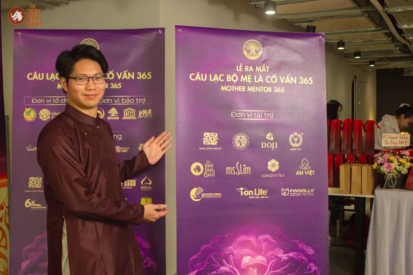 Hình ảnh Co-founder chụp hình vui vẻ cùng banner tại sự kiện Mẹ là cố vấn 365 được tổ chức tại SIHUB