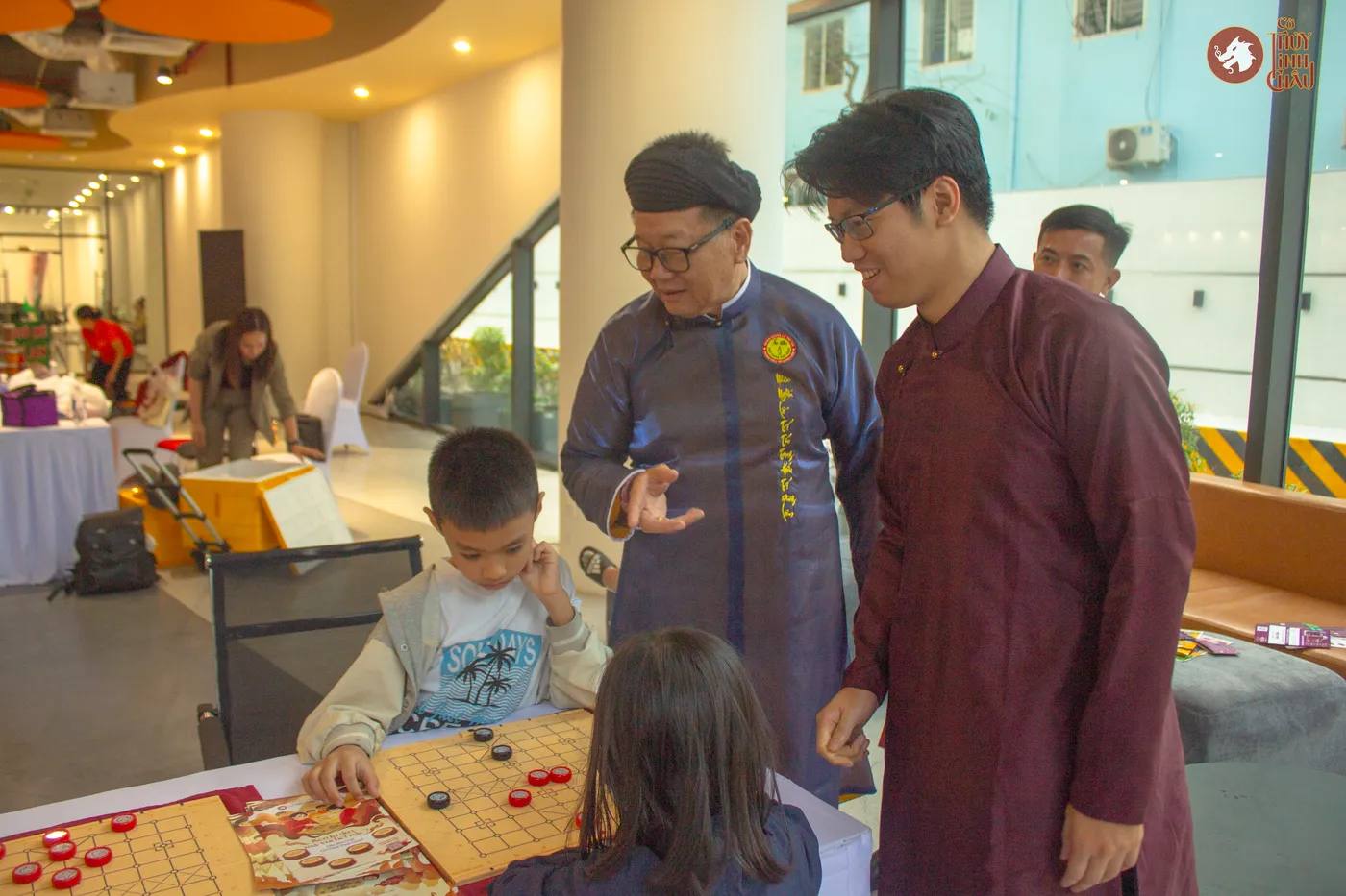Hình ảnh Co-founder giới thiệu Cờ Thủy Tinh Châu với khách tham dự tại sự kiện Mẹ là Cố vấn 365 được tổ chức tại SIHUB