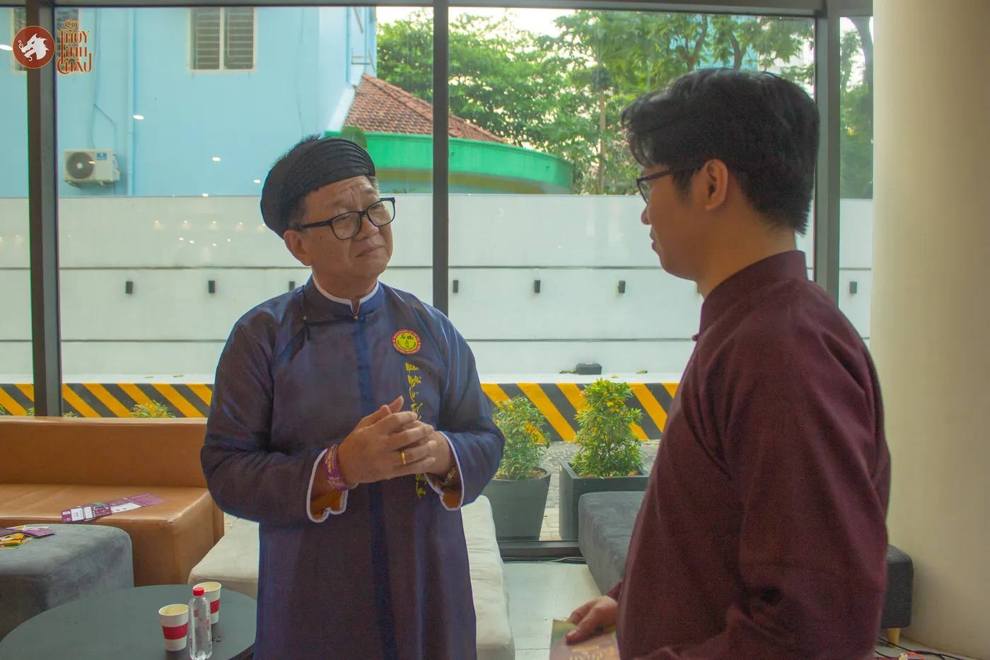 Hình ảnh Co-founder giới thiệu Cờ Thủy Tinh Châu với khách tham dự tại sự kiện Mẹ là Cố vấn 365 được tổ chức tại SIHUB