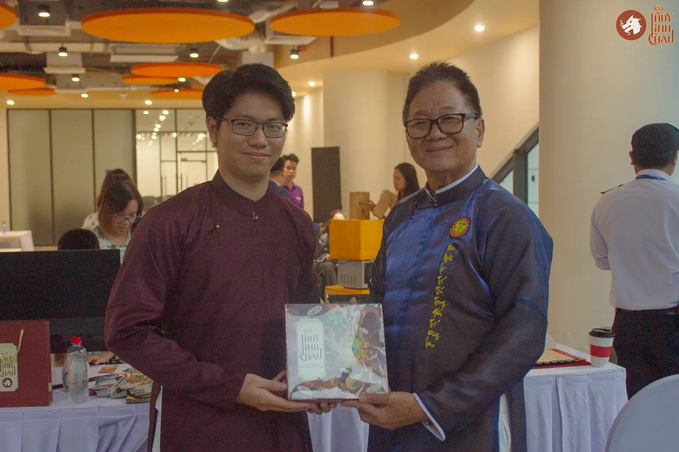 Hình ảnh Co-founder cùng bộ cờ chụp hình vui vẻ cùng khách tham dự tại sự kiện Mẹ là cố vấn 365 được tổ chức tại SIHUB