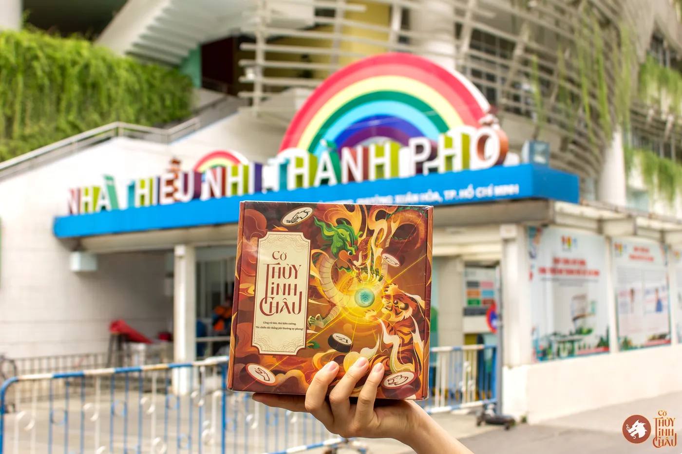 Hình ảnh Cờ Thủy Tinh Châu cùng Logo Nhà Thiếu nhi Thành phố Hồ Chí Minh