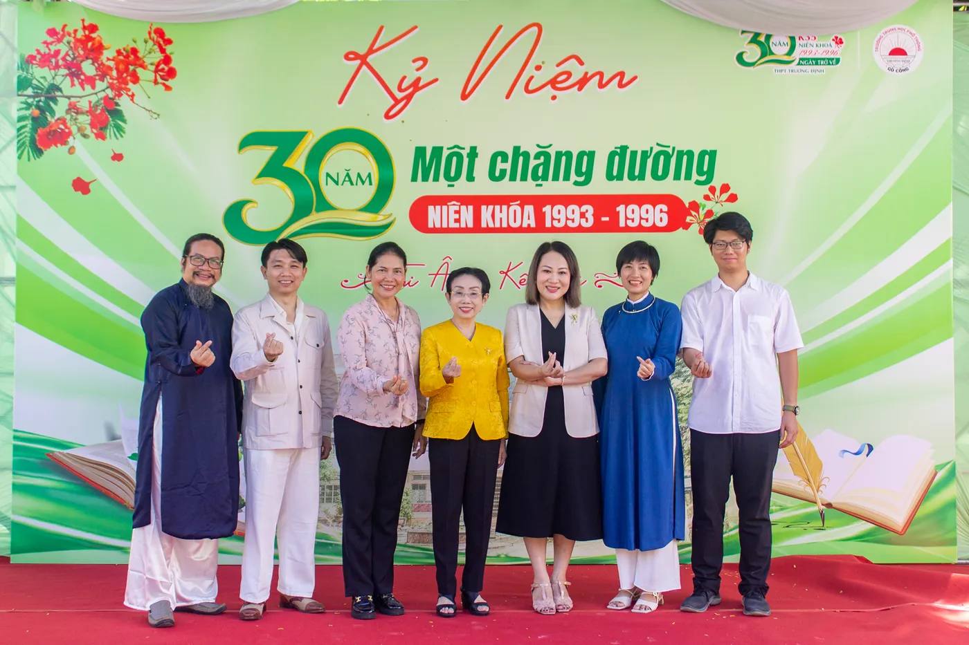Hình ảnh Co-founder chụp hình cùng các khách tham gia tại sự kiện kỷ niệm 30 năm tại Trường THPT Trương Định