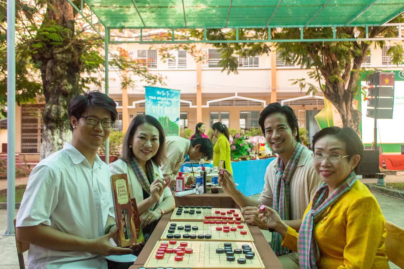 Hình ảnh Co-founder chụp hình cùng các khách tham gia tại sự kiện kỷ niệm 30 năm tại Trường THPT Trương Định