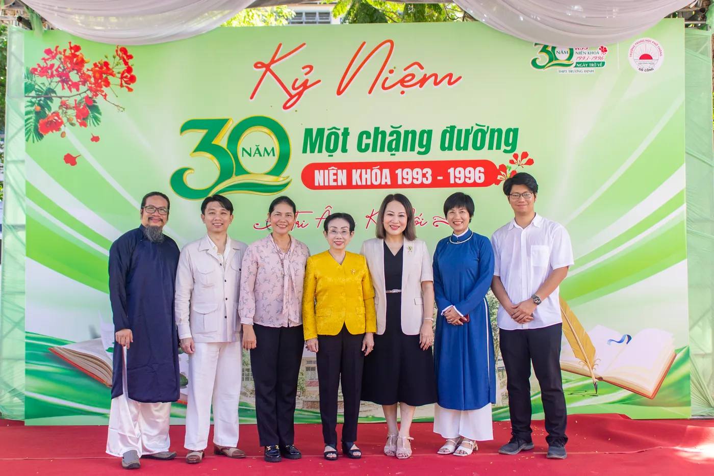 Hình ảnh Co-founder chụp hình cùng các khách tham gia tại sự kiện kỷ niệm 30 năm tại Trường THPT Trương Định