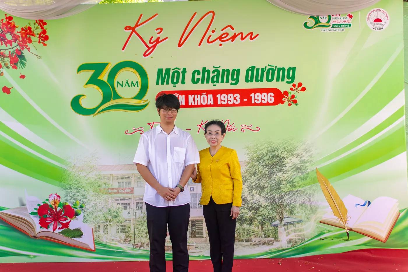 Hình ảnh Co-founder chụp hình cùng PGS.TS.NGƯT Trương Thị Hiền tại sự kiện kỷ niệm 30 năm tại Trường THPT Trương Định