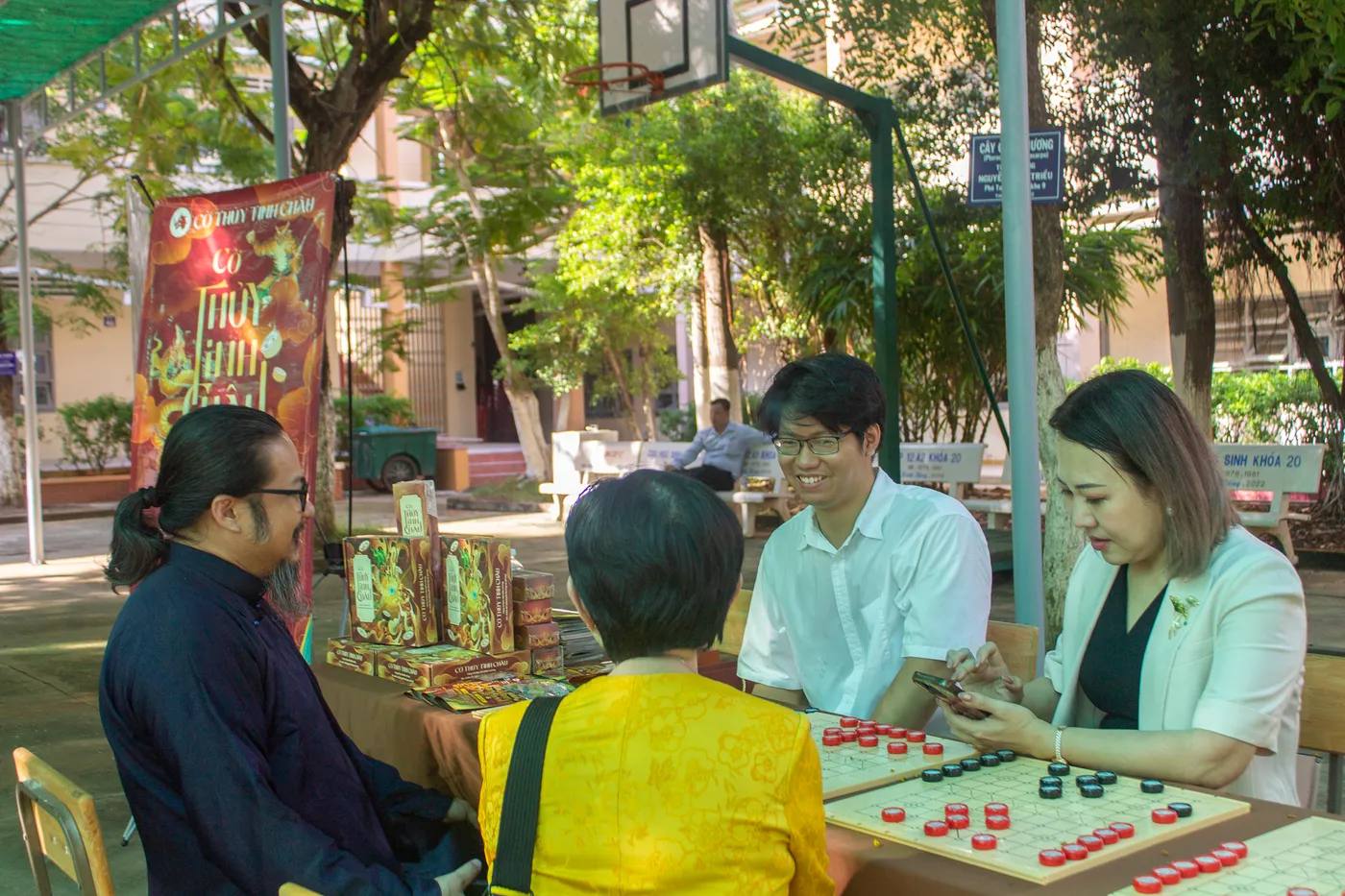 Hình ảnh Co-founder hướng dẫn Cờ Thủy Tinh Châu đến với các khách tham gia tại sự kiện kỷ niệm 30 năm tại Trường THPT Trương Định