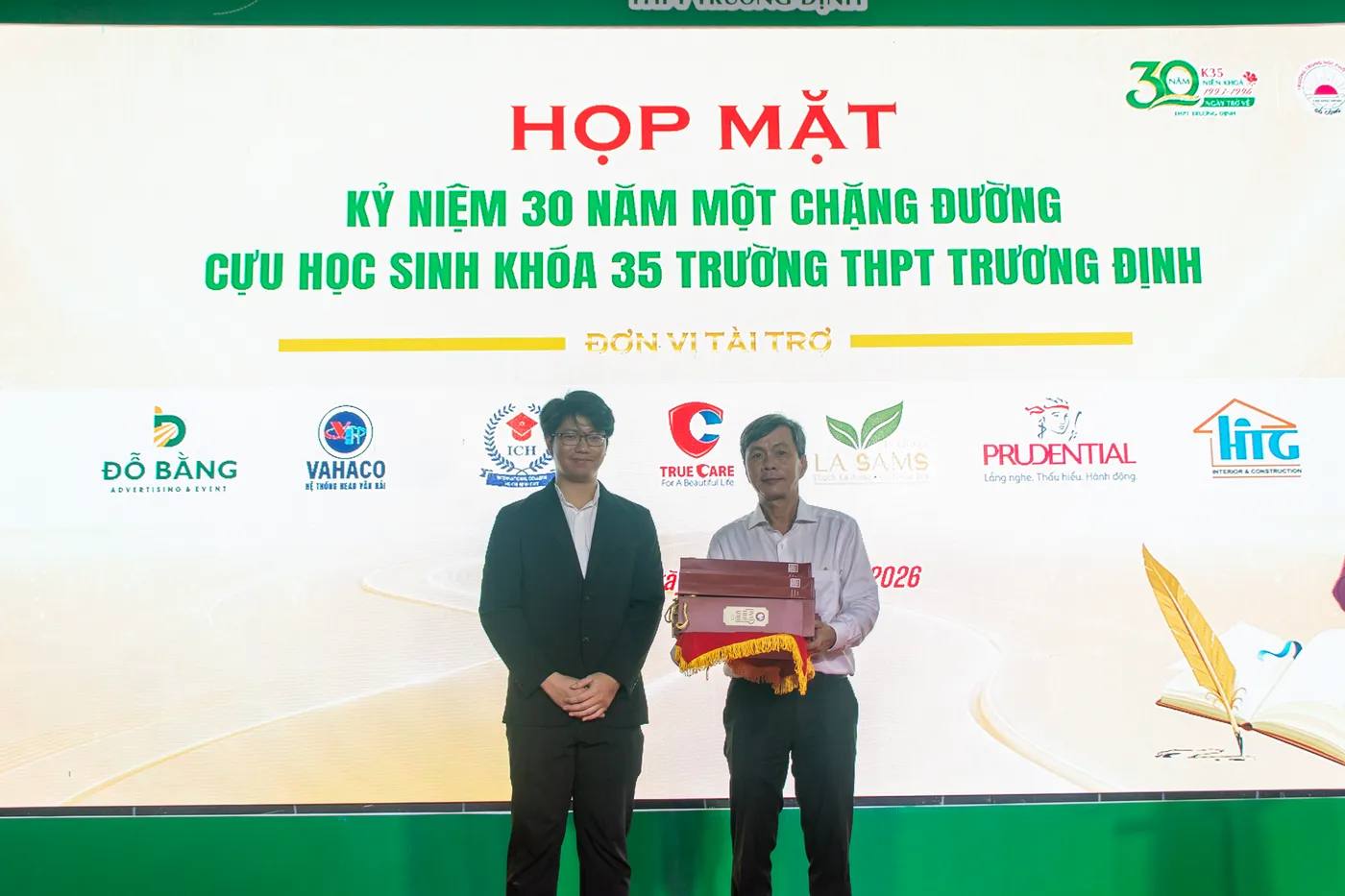 Hình ảnh Co-founder chụp hình cùng lãnh đạo tại sự kiện kỷ niệm 30 năm tại Trường THPT Trương Định