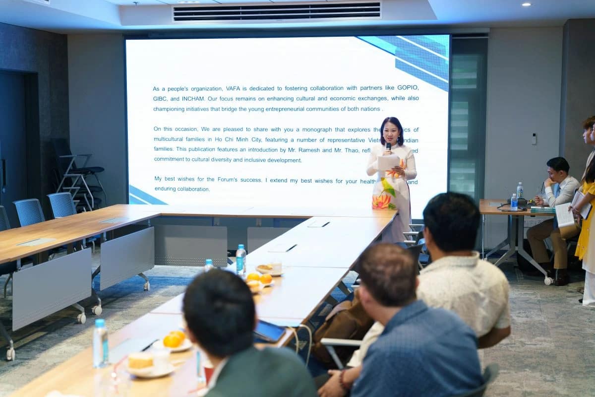PGS.TS Phan Thị Hồng Xuân, Chủ tịch Hội Hữu nghị Việt Nam – Đông Nam Á TP.HCM (VAFA), Viện trưởng Viện Nghiên cứu Khoa học Xã hội và Nhân văn, Giám đốc Trung tâm Nghiên cứu Việt Nam và Đông Nam Á – Trường ĐH KHXH&NV, ĐHQG TP.HCM phát biểu tại sự kiện