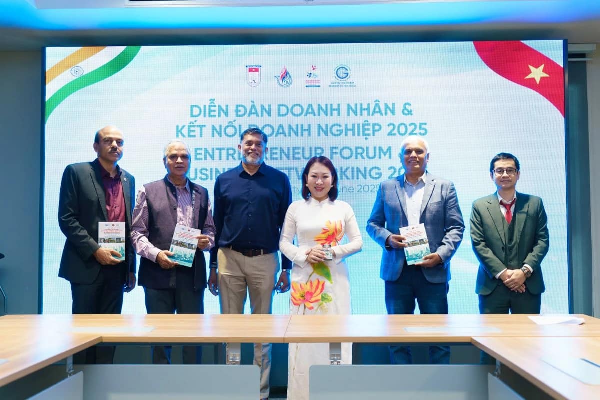 PGS.TS. Phan Thị Hồng Xuân tặng sách nghiên cứu đến các đại biểu tham dự sự kiện