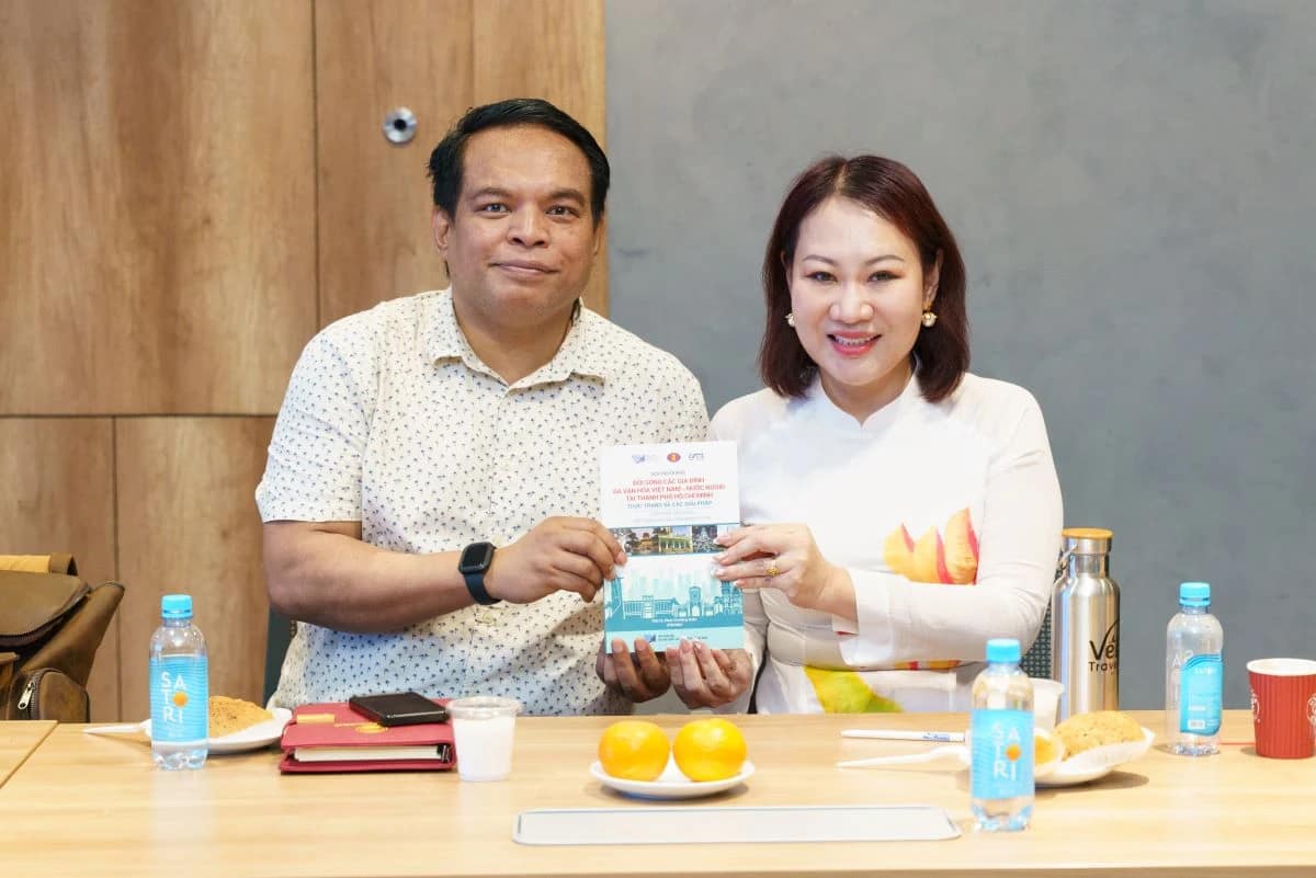 PGS.TS. Phan Thị Hồng Xuân, Viện trưởng Viện Nghiên cứu Khoa học xã hội và Nhân văn, Giám đốc Trung tâm Nghiên cứu Việt Nam và Đông Nam tặng sách nghiên cứu cho TS. Humprey Arnaldo Russel, Chủ tịch Viện nghiên cứu ASEAN - Trung Quốc - Đại học Indonesia.