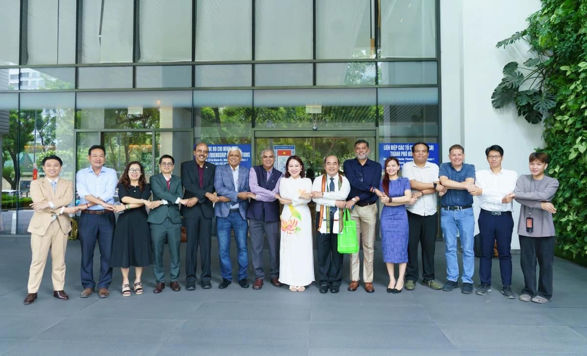 Các đại biểu chụp ảnh lưu niệm