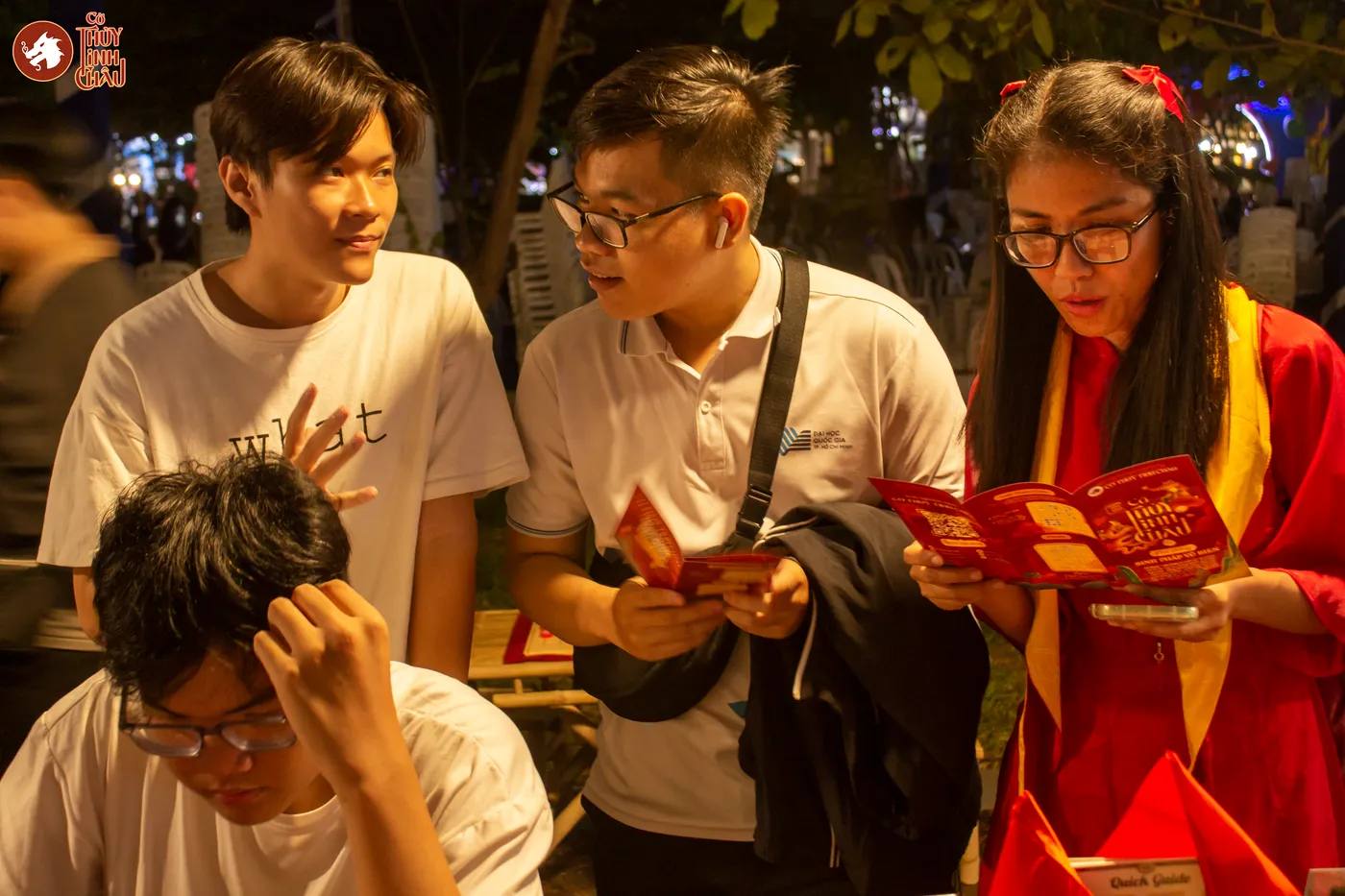Hình ảnh staff Cờ Thủy Tinh Châu giới thiệu cho khách tham dự về bộ môn Cờ 12 con giáp vào buổi tối tại Lễ hội Thanh niên (Youth Fest) lần 6.