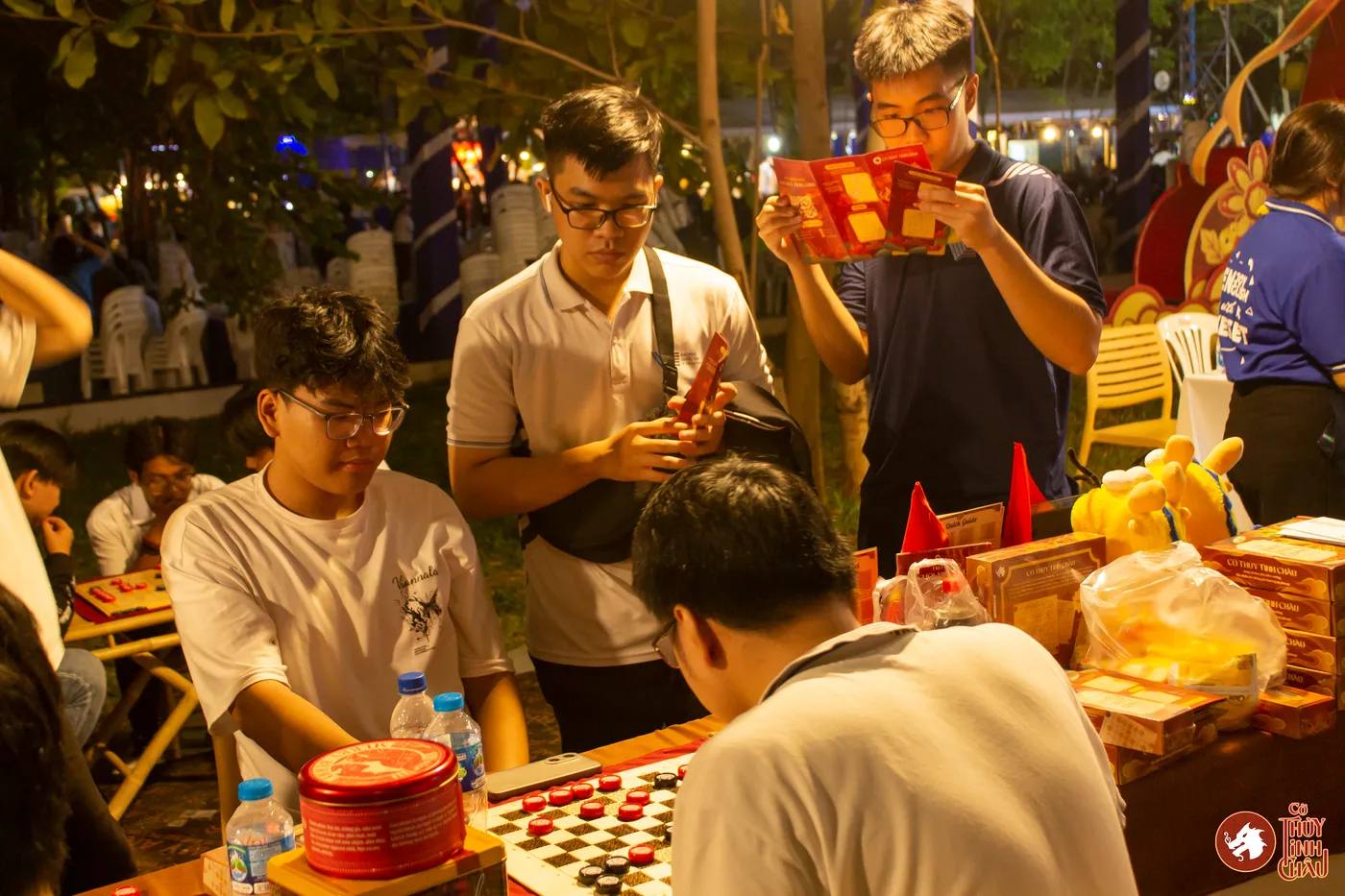 Hình ảnh các bạn trẻ trải nghiệm Cờ Thủy Tinh Châu vào buổi tối tại Lễ hội Thanh niên (Youth Fest) lần 6.
