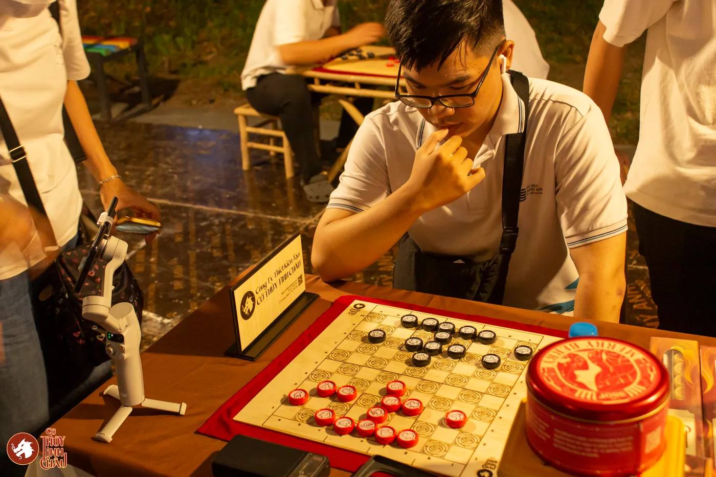 Hình ảnh các bạn trẻ trải nghiệm Cờ Thủy Tinh Châu vào buổi tối tại Lễ hội Thanh niên (Youth Fest) lần 6.